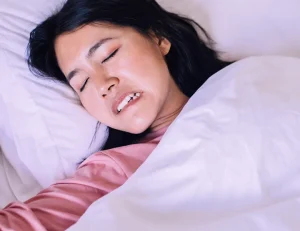 歯ぎしり・食いしばりがある人の矯正治療にはどんなリスクがある？対策を解説